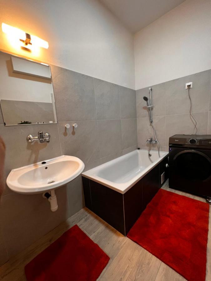 Apartmany V Centre - Vlastna Izba So Spolocnou Kuchynou A Kupelnou Moze Byt Zdielana 2 Inymi Izbami 马汀 外观 照片
